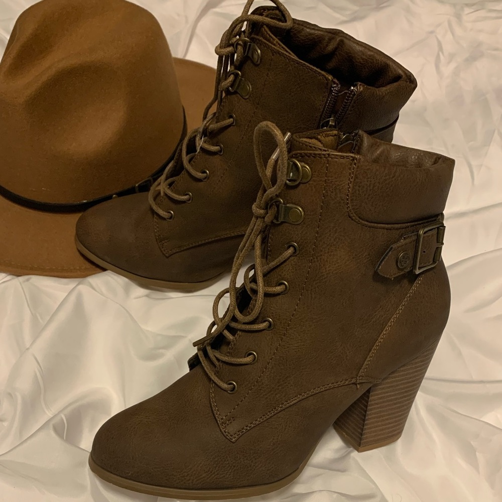 Daisy Fuentes brown boot heels size 8.5